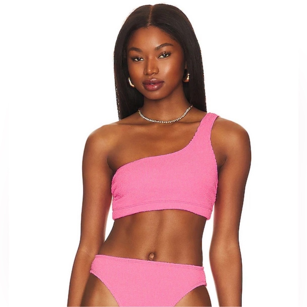 NWT Good American Always Fits Hot Shoulder
Top in Bright Pink Size S/M